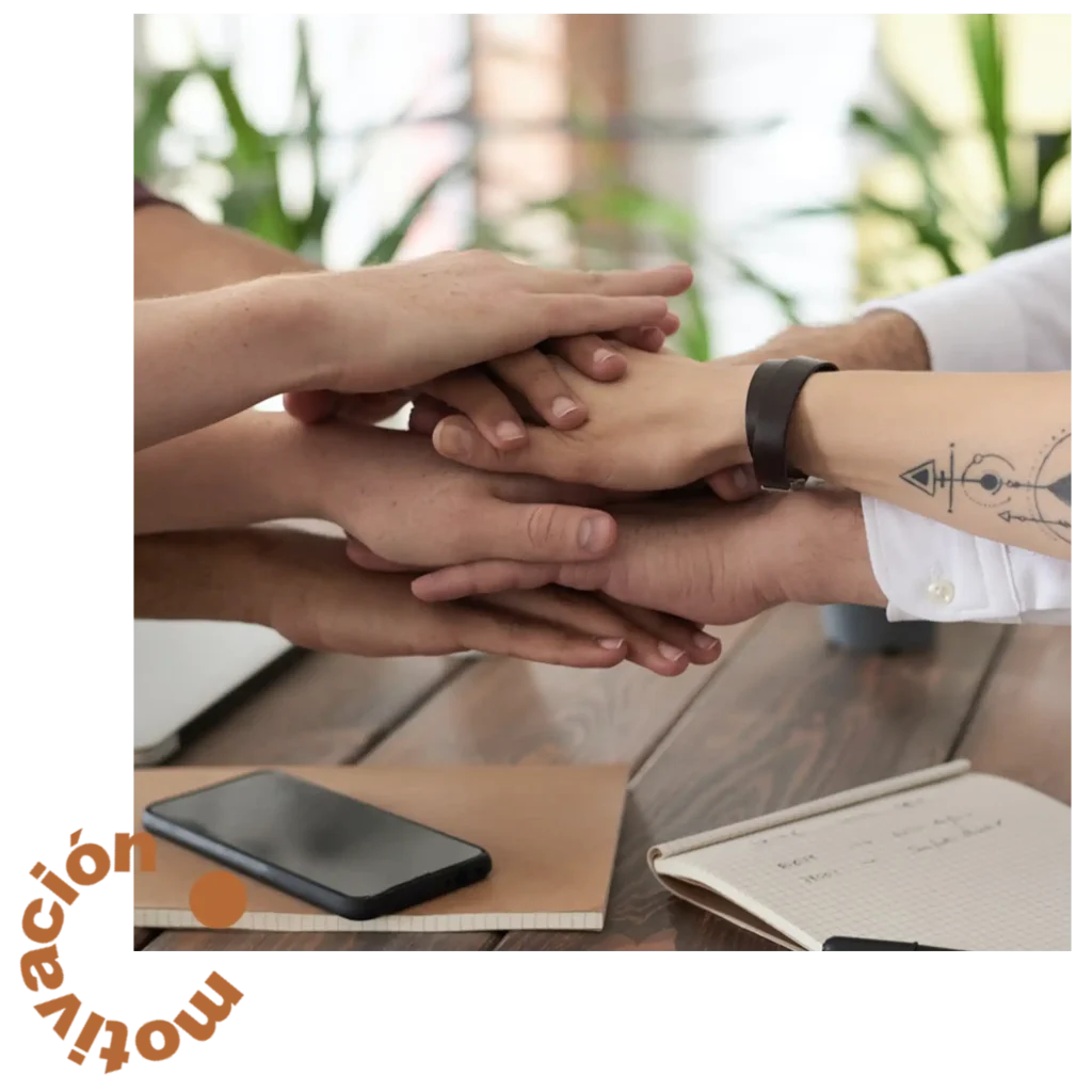Imagen de manos de personas formando un equipo